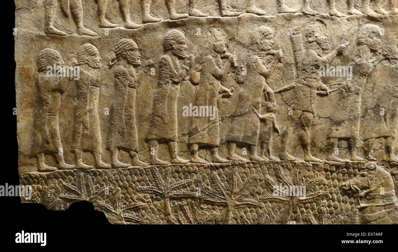 Recensione di prigionieri assiro, circa 700-692 BC Da Ninive, Palazzo Sud-Ovest, Sala XXXII, pannelli 7-8. I prigionieri, che probabilmente sono state catturate durante uno di Sennacherib le campagne in Iran o in Turchia orientale, sono portati in presenza del ki Foto Stock