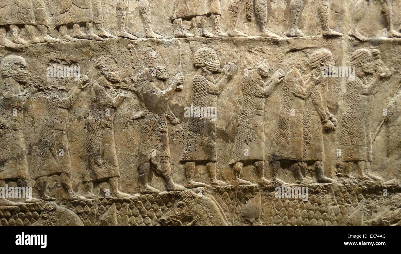 Recensione di prigionieri assiro, circa 700-692 BC Da Ninive, Palazzo Sud-Ovest, Sala XXXII, pannelli 7-8. I prigionieri, che probabilmente sono state catturate durante uno di Sennacherib le campagne in Iran o in Turchia orientale, sono portati in presenza del ki Foto Stock