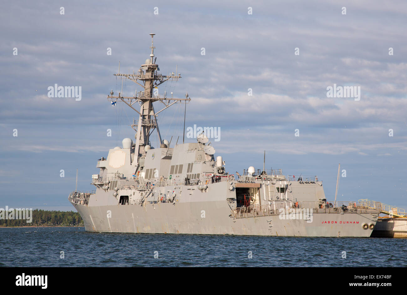 USS Jason Dunham, un Arleigh Burke-Cacciatorpediniere classe nella marina degli Stati Uniti, ormeggiata al porto ad ovest di Helsinki, Finlandia. Foto Stock