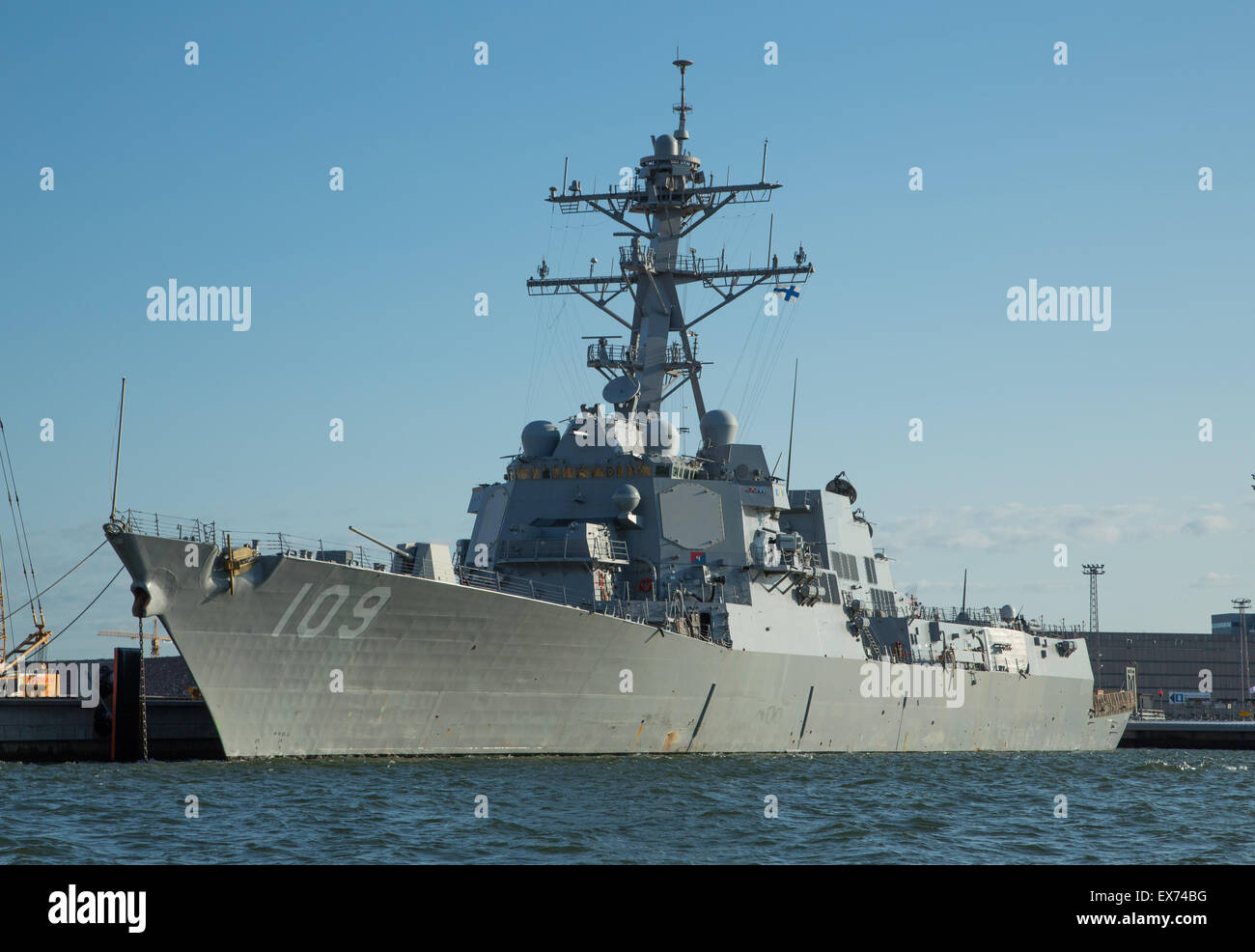 USS Jason Dunham, un Arleigh Burke-Cacciatorpediniere classe nella marina degli Stati Uniti, ormeggiata al porto ad ovest di Helsinki, Finlandia. Foto Stock