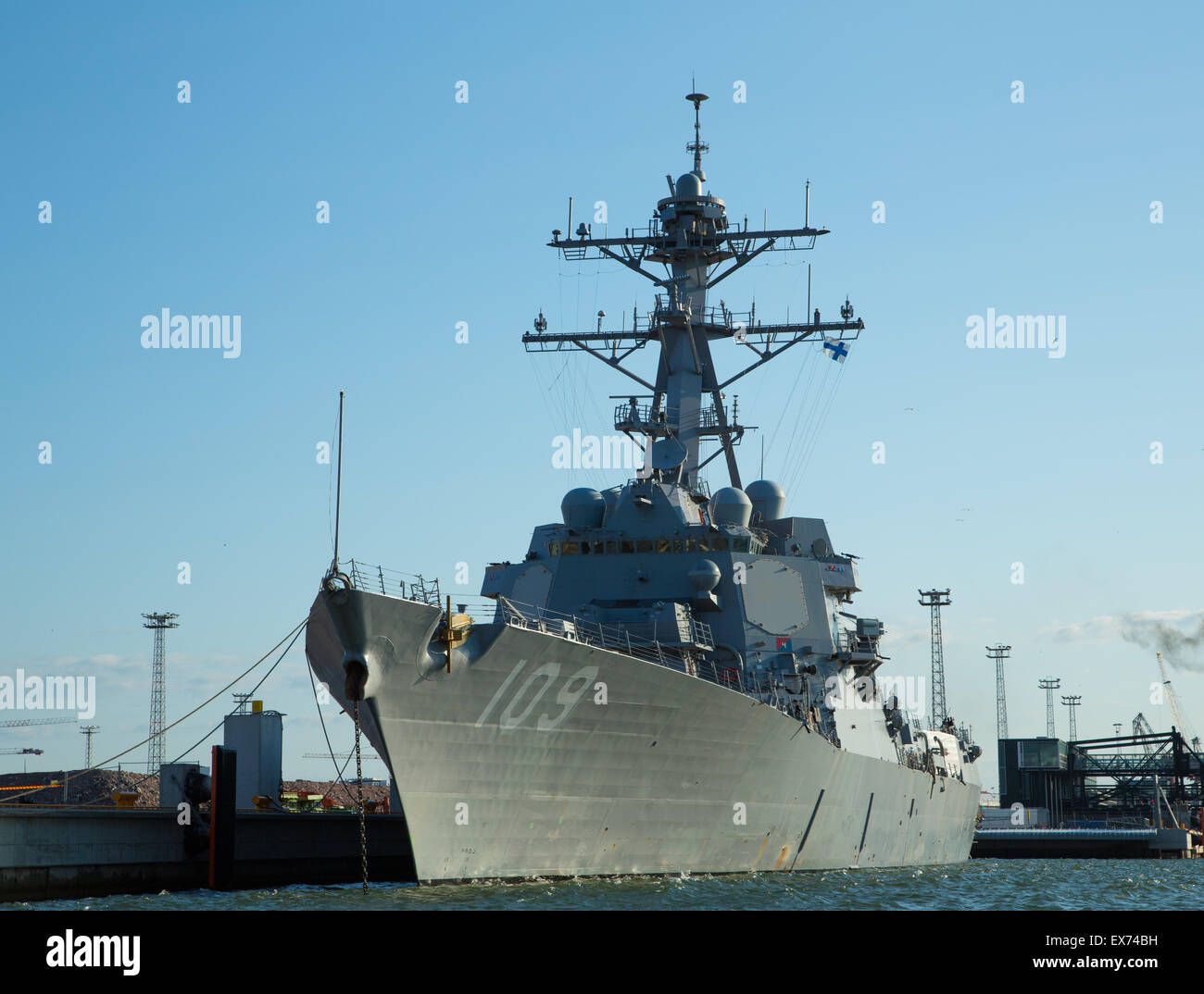 USS Jason Dunham, un Arleigh Burke-Cacciatorpediniere classe nella marina degli Stati Uniti, ormeggiata al porto ad ovest di Helsinki, Finlandia. Foto Stock
