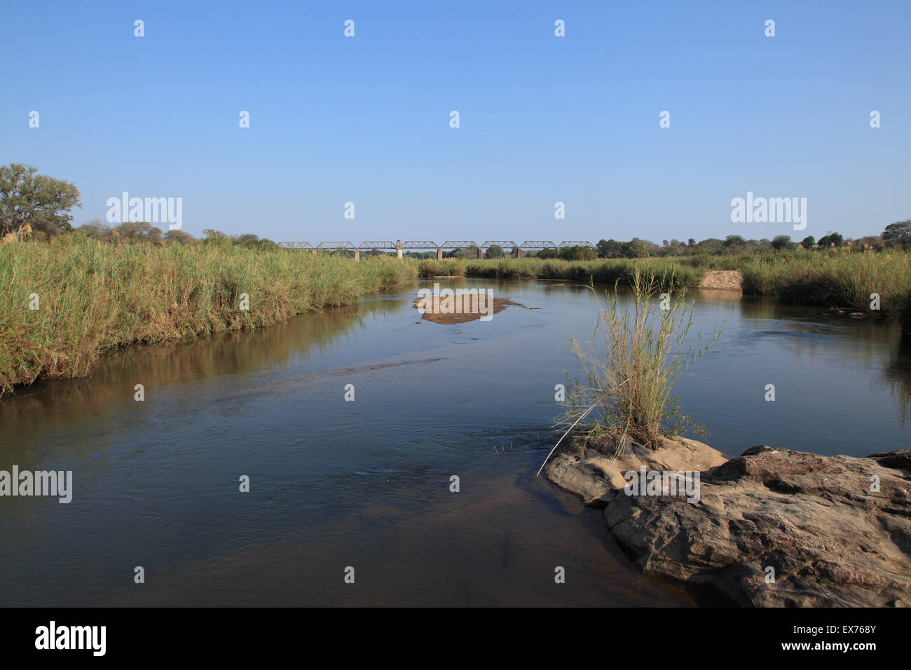 Sabie River nel Parco Nazionale di Kruger con 1912 bridge Foto Stock