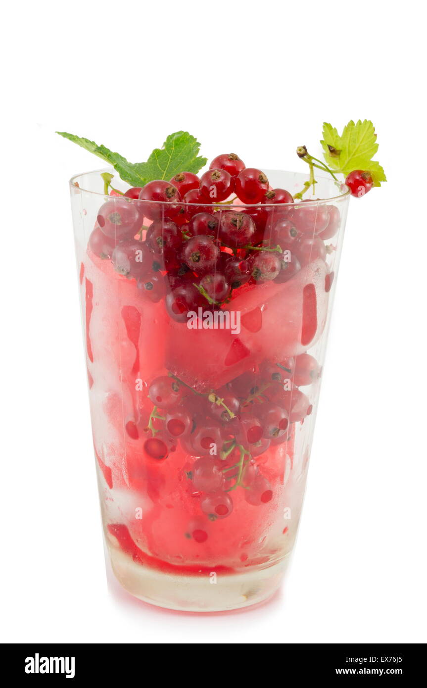 Ribes tè di ghiaccio in un bicchiere con fresca frutta ribes isolato Foto Stock