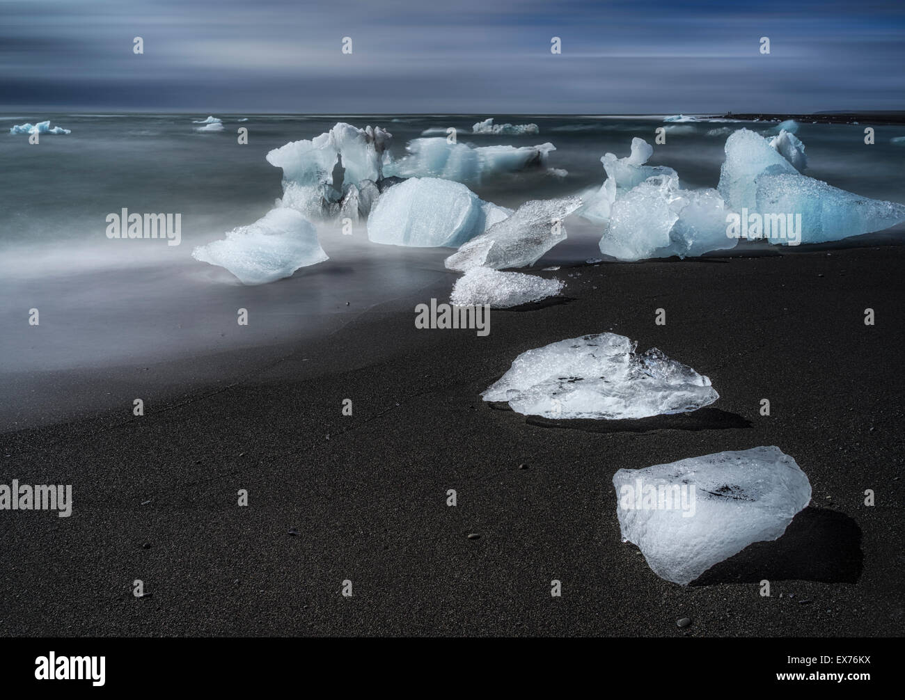 Formazioni di iceberg sulle sabbie nere, Breidamerkursandur, Islanda. Iceberg provengono dalla Jokulsarlon laguna glaciale, Breidamerkurj Foto Stock