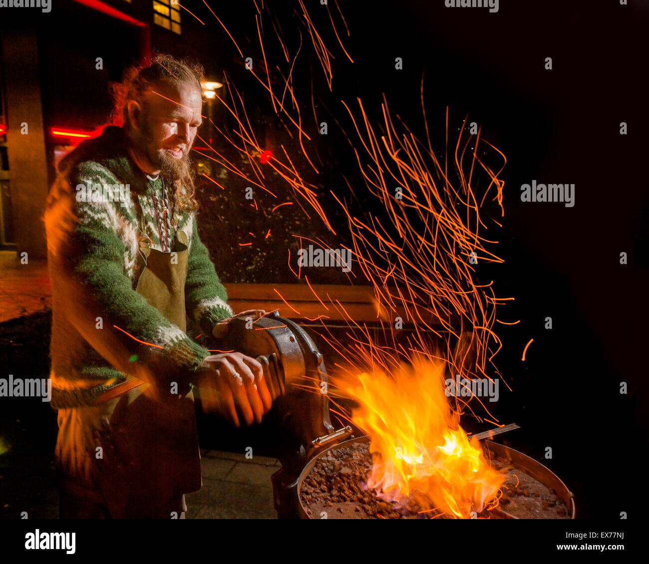 Fabbro artista creazione di ferramenta, Festival Invernale, Reykjavik, Islanda Foto Stock