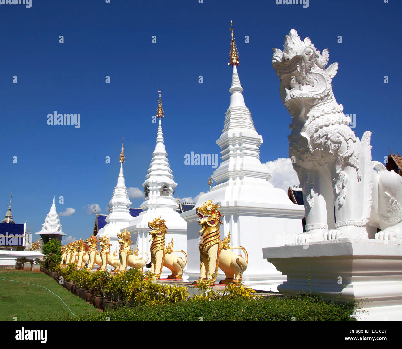 Cantare statue buddiste outdoor Wat Ban Den. Foto Stock