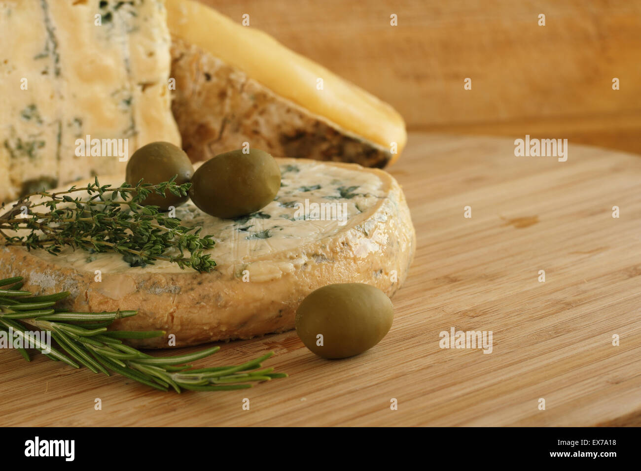 Il formaggio e le olive composizione sul tavolo di legno Foto Stock