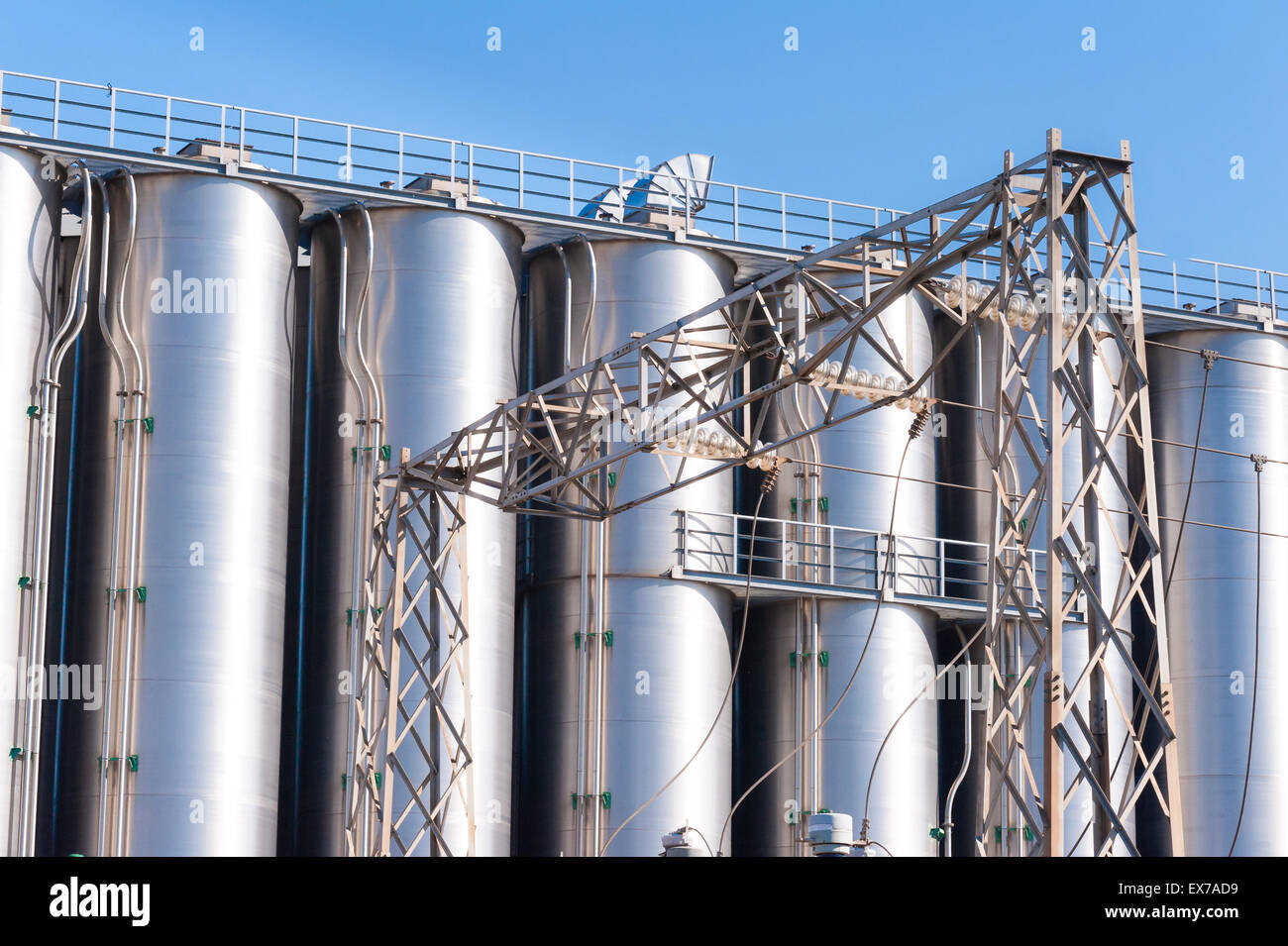 Dettaglio di impianto chimico, silos e tubi Foto Stock