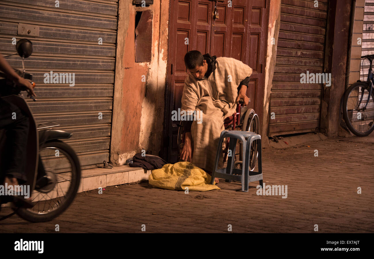 Un ragazzo disabili iniziando il suo mattina a Marrakech Foto Stock