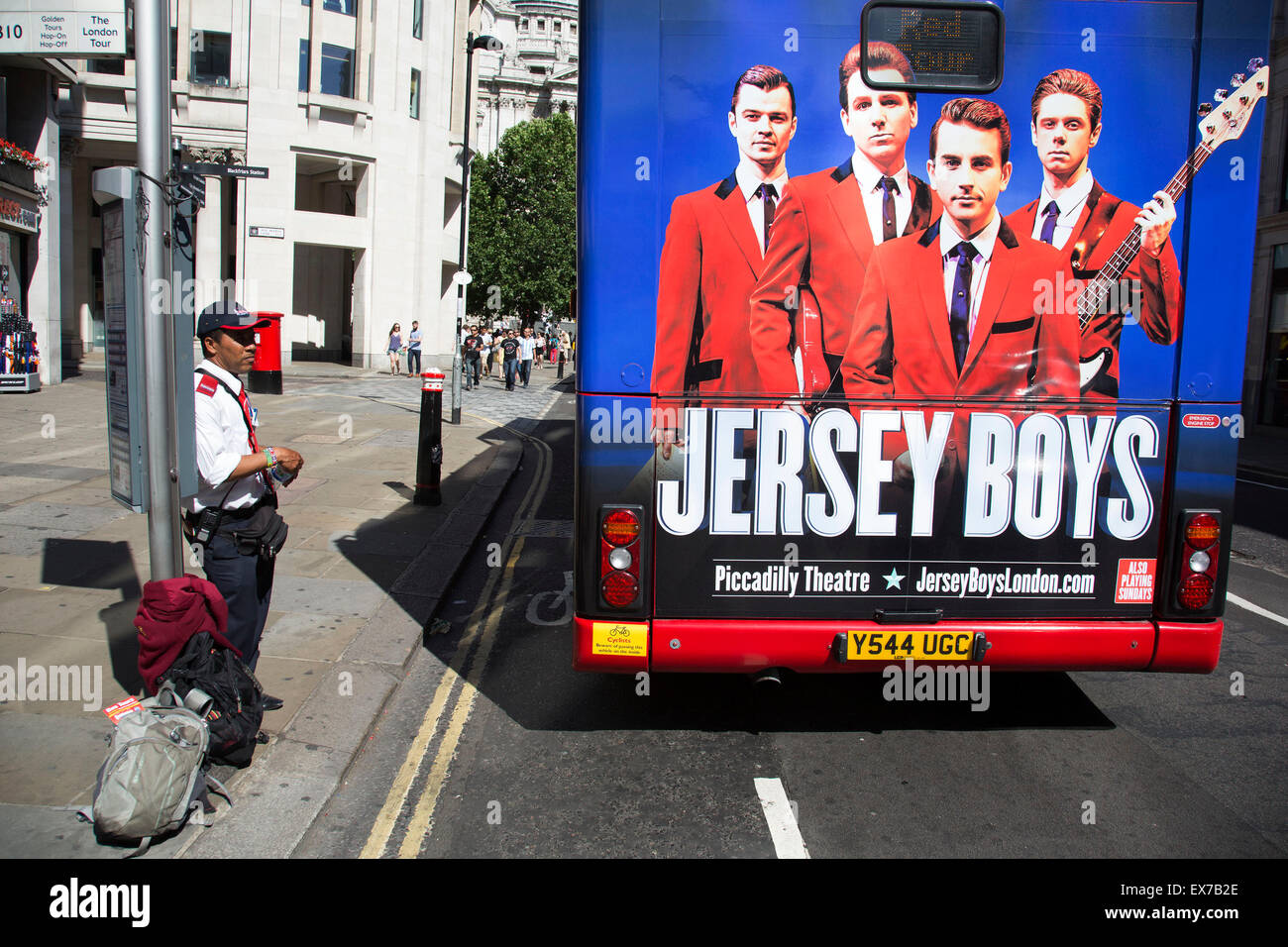 Estate a Londra, Inghilterra, Regno Unito. London tour Bus pubblicità hit West End Musical Jersey Boys. Jersey Boys è un jukebox musicale dramatises che la formazione, il successo e la eventuale rottura degli anni sessanta rock 'n' roll gruppo Le quattro stagioni. Foto Stock