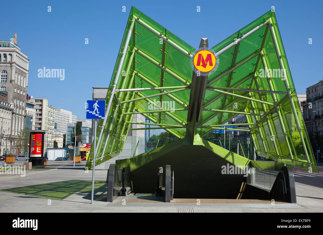 Polonia - Varsavia, Centrum, moderno ingresso in vetro per la metropolitana. Foto Stock