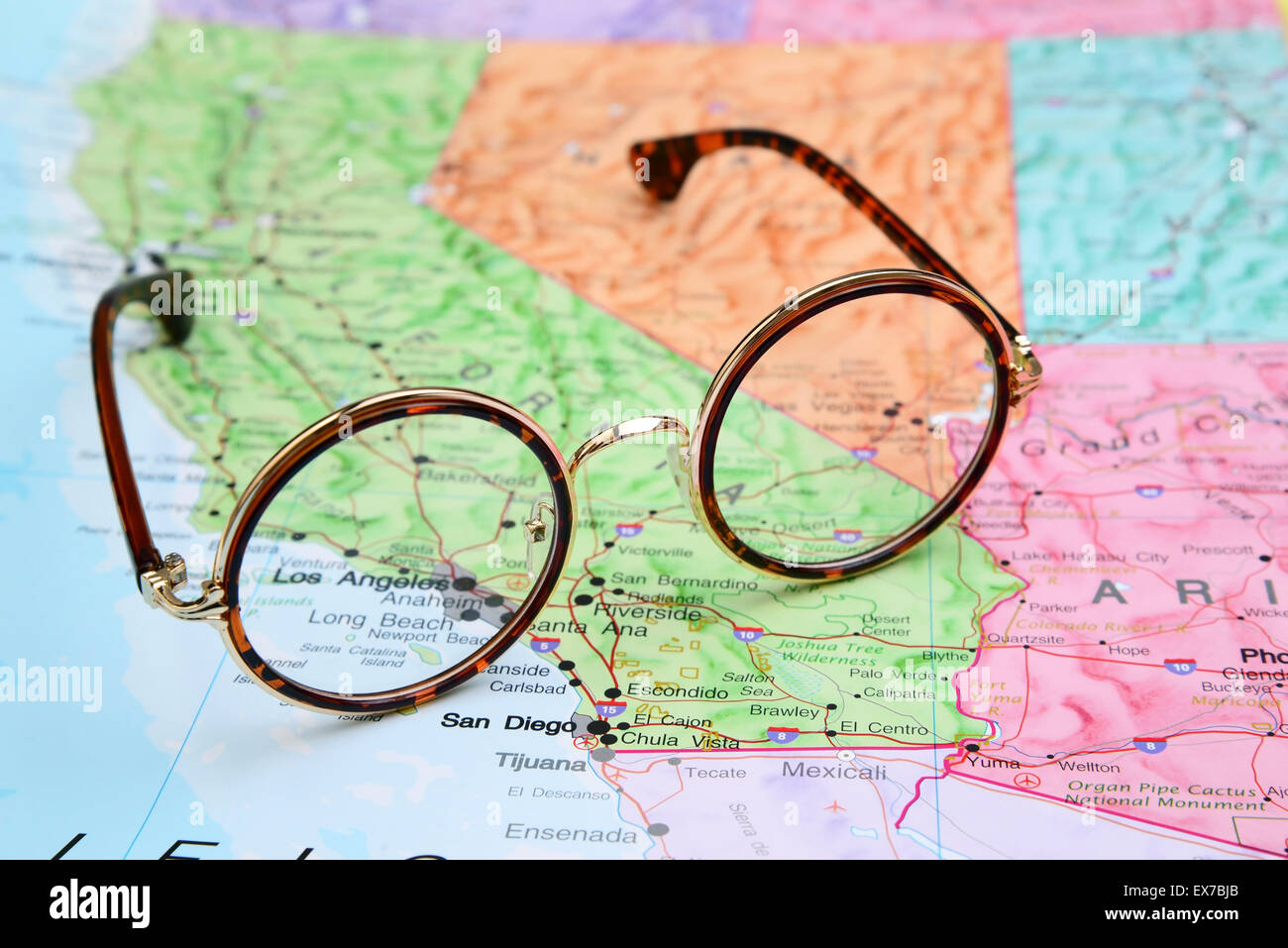 Occhiali su una mappa degli Stati Uniti d'America - California Foto Stock