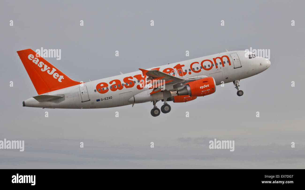 EasyJet Airbus A319 G-EZAO decollo dall aeroporto London-Luton LTN Foto Stock