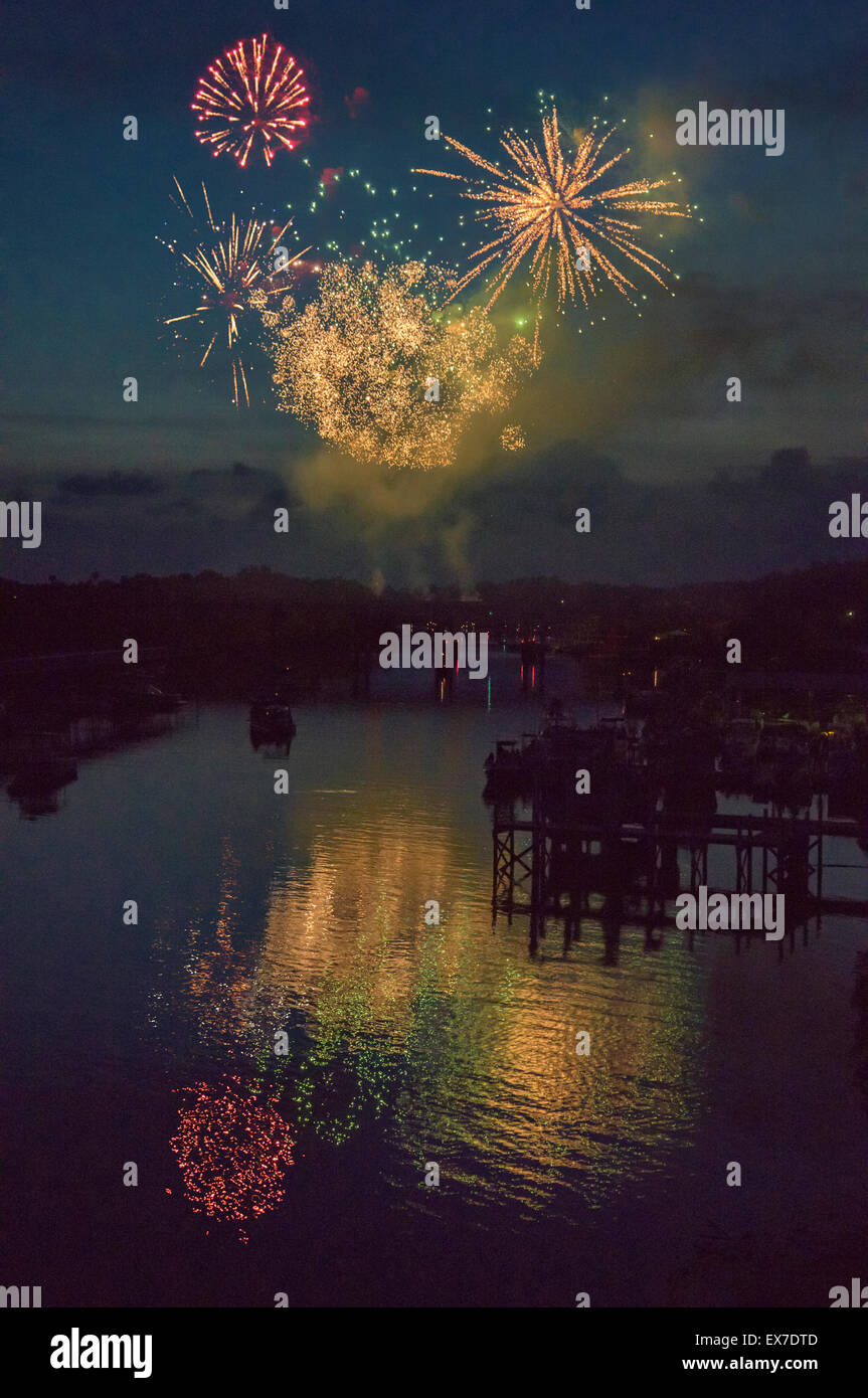 Fuochi d'artificio su Steinhatchee River, Steinhatchee, Florida Foto Stock