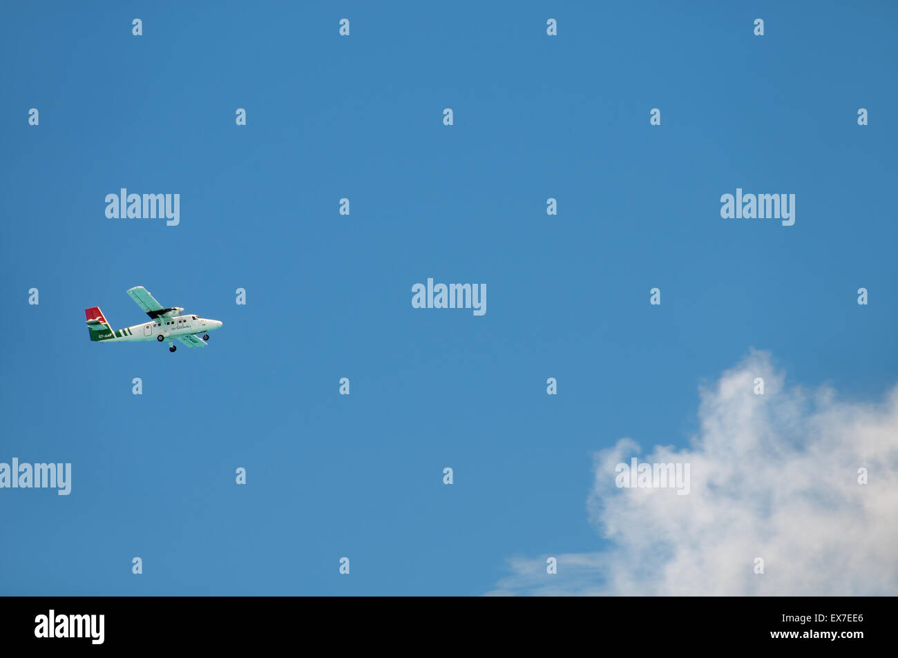 Un piccolo aereo passeggeri vola sopra una nuvola, Denis Island, Seicelle Foto Stock