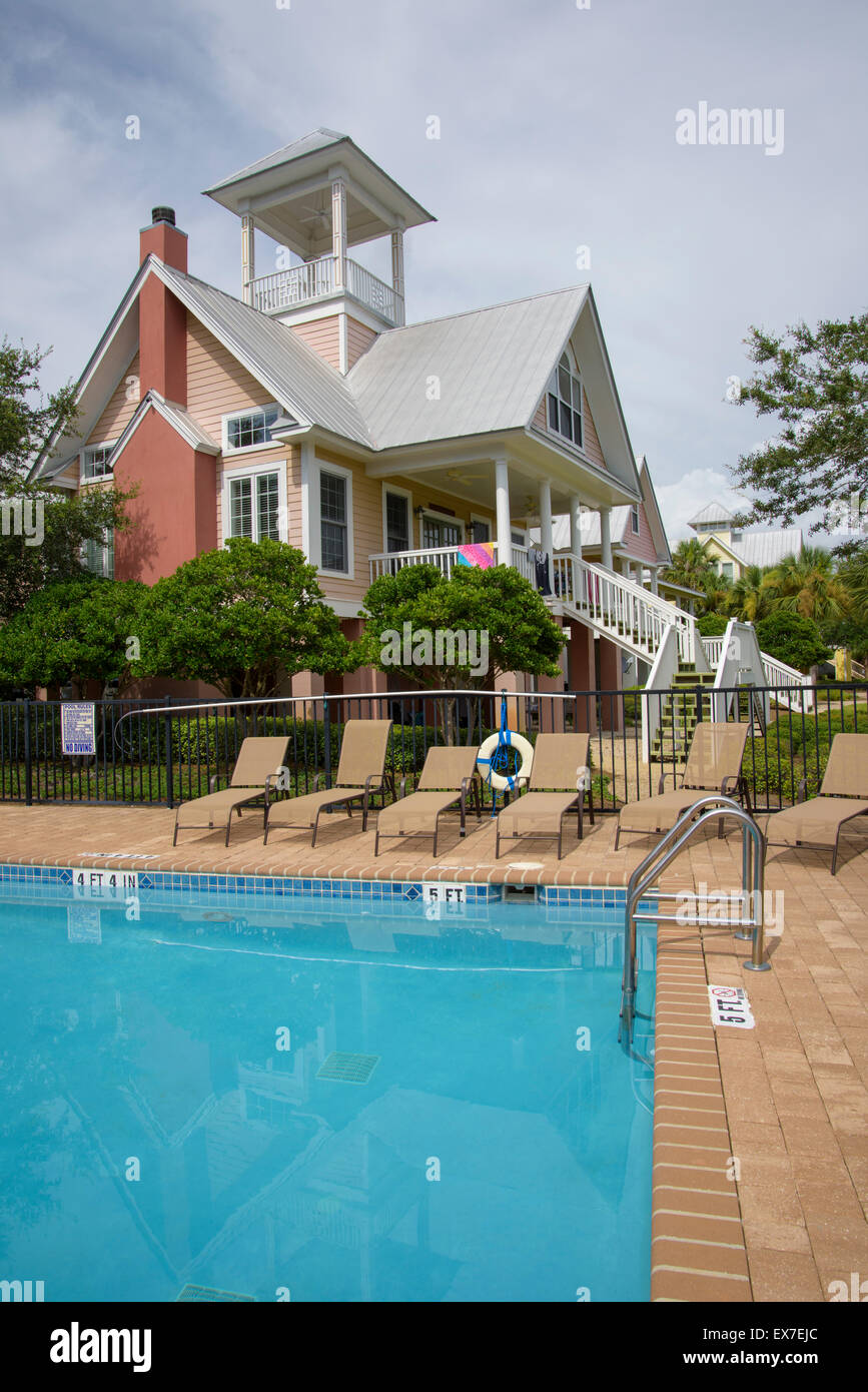 La piscina e la casa vacanza affitto Foto Stock