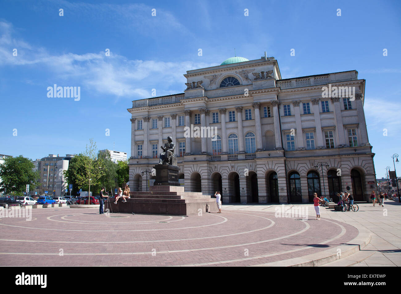 Polonia - Varsavia, Città Vecchia, Krakowskie Przedmiescie, Statua di Nicolò Copernico al di fuori dell'Accademia delle Scienze. Foto Stock