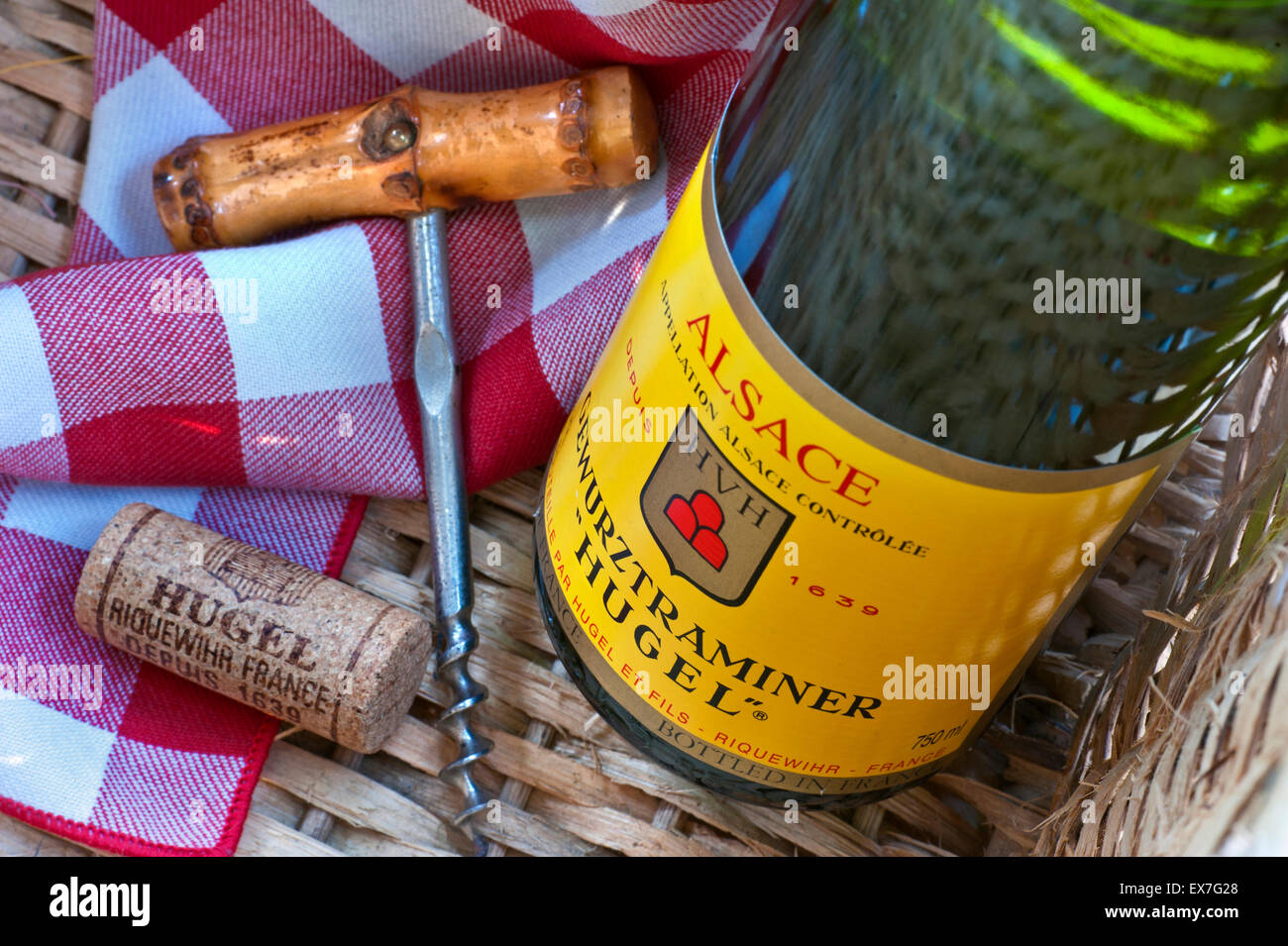 "Hugel' Gewurztraminer vino bianco bottiglia sughero e cavatappi in Cesto picnic nella soleggiata alfresco situazione Riquewihr Alsace Francia Foto Stock