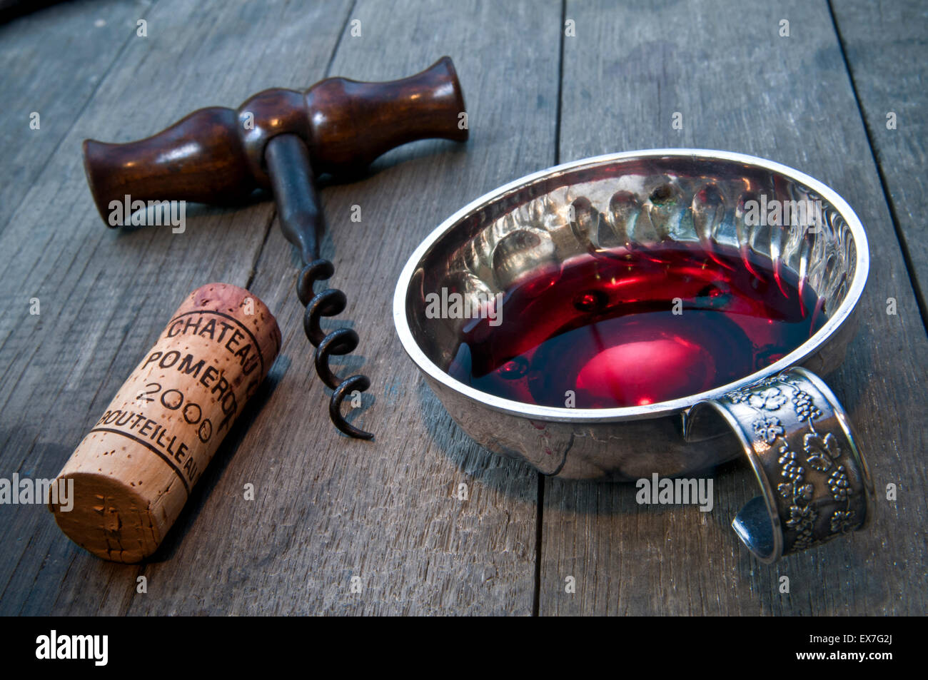Struttura di cavatappi Pomerol sughero e silver Tastevin in cantina la canna nel tradizionale tipica degustazione di vino situazione Bordeaux Francia Foto Stock