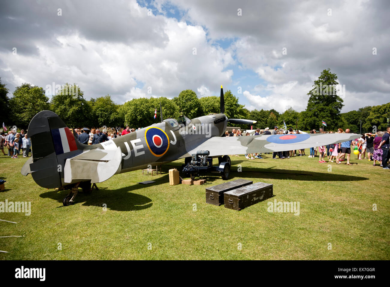 Il Supermarine Spitfire Mk. IX EN398 JE-J all'annuale delle forze armate e i veterani del weekend, Trowbridge Parco Comunale, Wiltshire, Regno Unito. Foto Stock