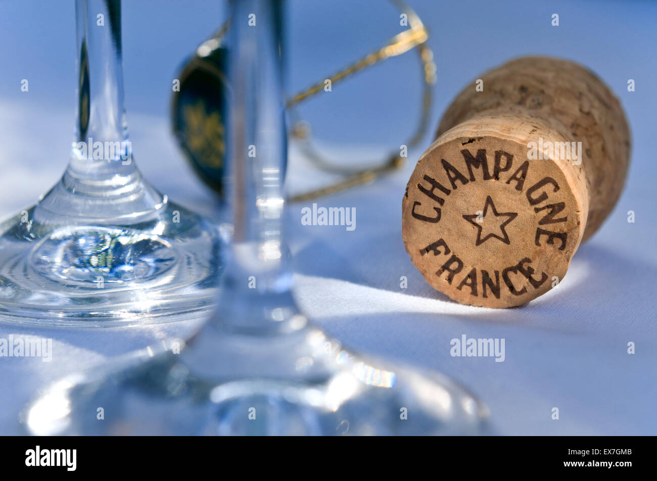 Tappo dello Champagne sulla tovaglia bianca con vetri a filo del telaio di fissaggio e il tappo in raffinati ristoranti situazione Foto Stock