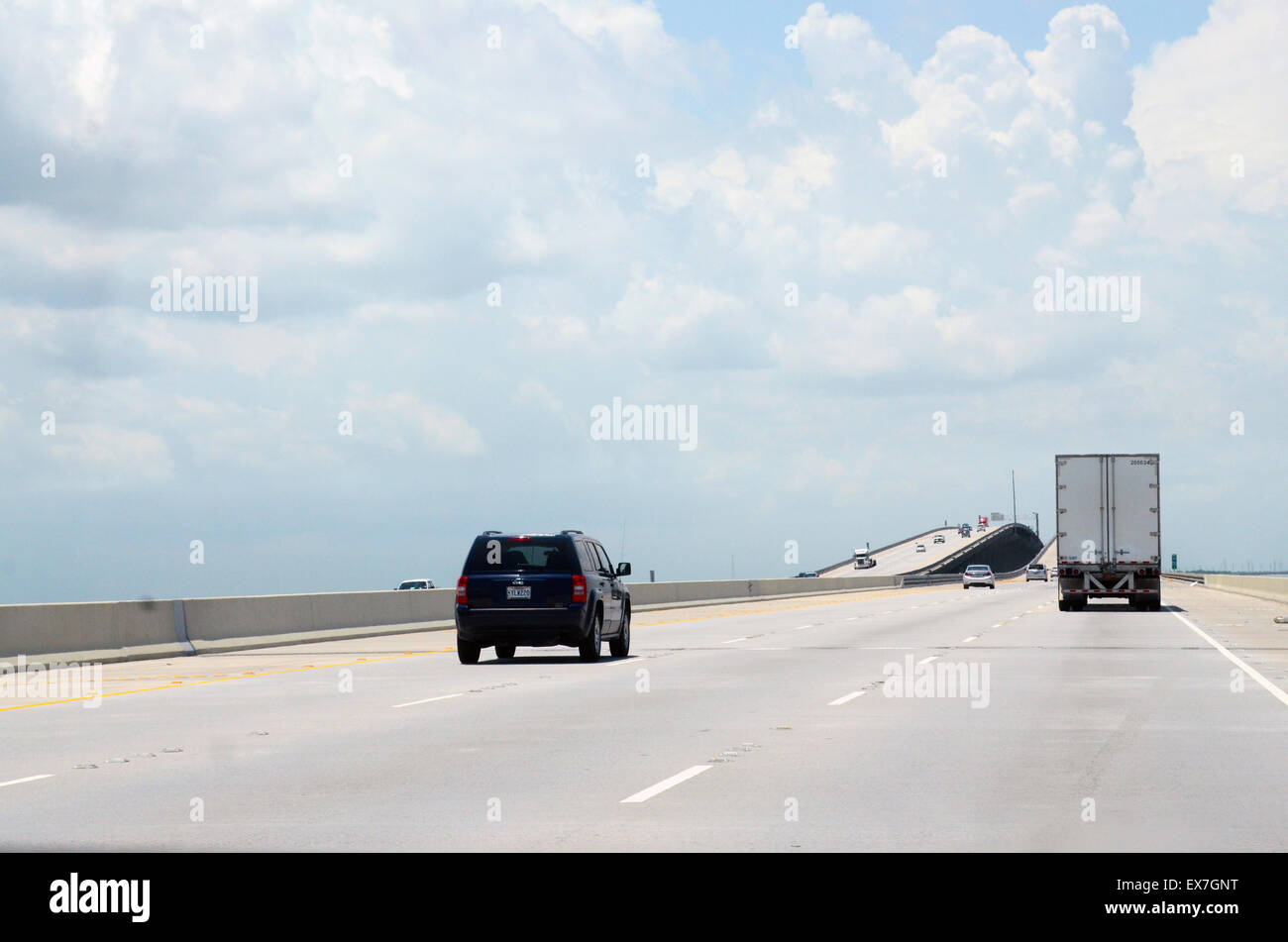 Lago Pontchartrain Causeway ponte più lungo del mondo giornata di sole veicoli nuvole guida louisiana new orleans Foto Stock