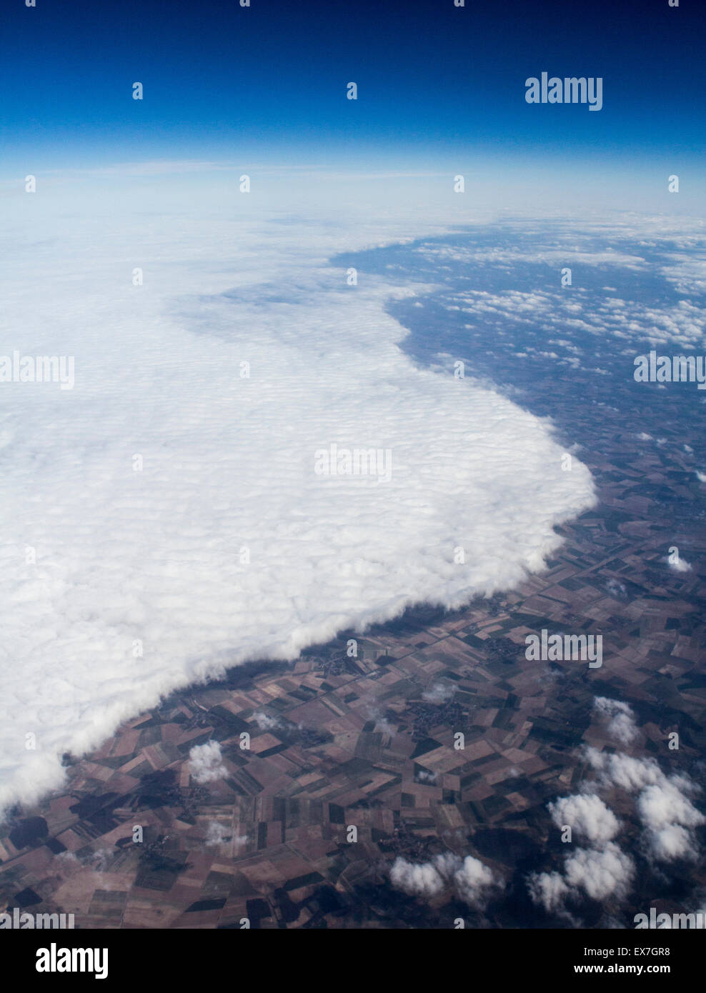Meteo front visto da di altitudine, formato verticale Foto Stock
