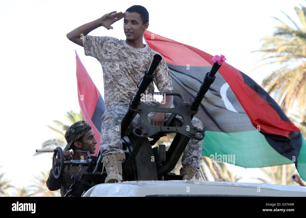 Tripoli. 8 Luglio, 2015. Un soldato su un veicolo armato assiste a marzo vicino al la Piazza dei Martiri di Tripoli, in Libia, il 8 luglio 2015, per celebrare il quarto anniversario di Tripoli per la liberazione da Muammar Gheddafi governo. Credito: Hamza Turkia/Xinhua/Alamy Live News Foto Stock
