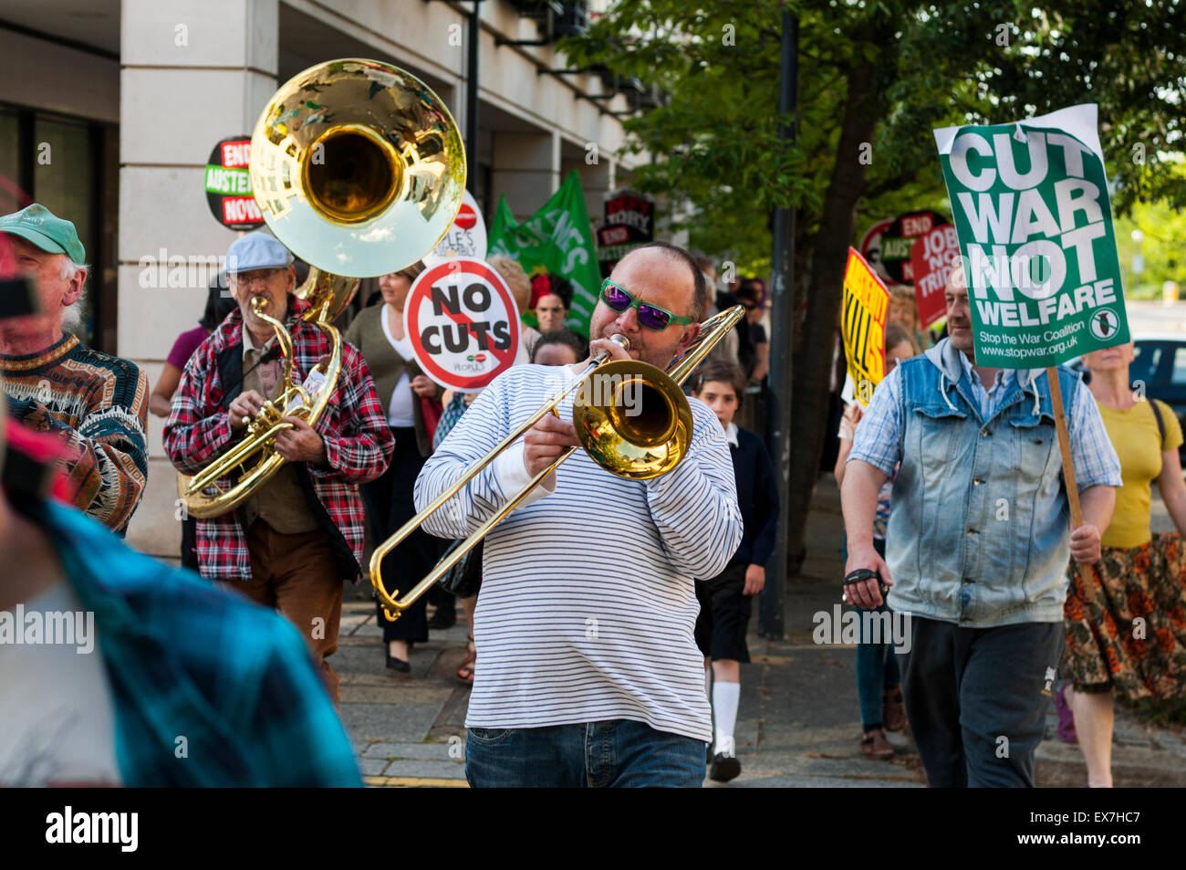 Milton Keynes, Buckinghamshire, UK. 08 Luglio, 2015. Anti-tagli manifestanti marzo contro George Osborne conservatore del bilancio annunciato in precedenza durante la giornata. La manifestazione è stata organizzata da Milton Keynes contro i tagli/Milton Keynes Assemblea dei popoli. Credito: David Isaacson/Alamy Live News Foto Stock