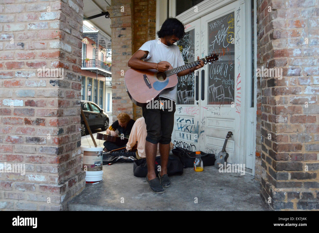 Busker musicista di strada di New Orleans French Quarter chitarrista Foto Stock