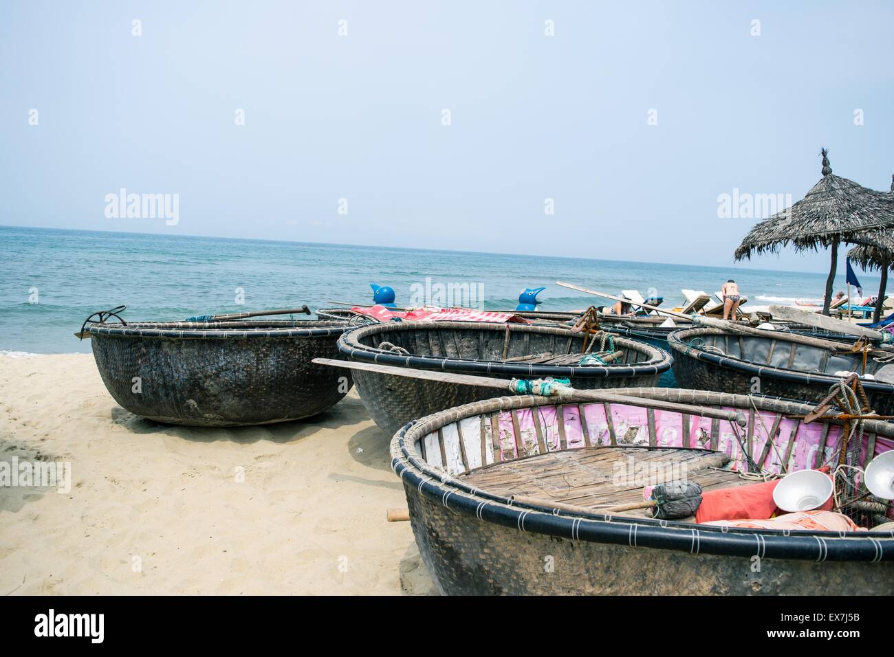 Il pittoresco paesaggio di mare con barca tribali Foto Stock