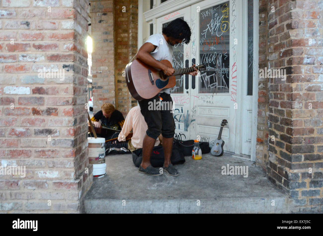 Busker musicista di strada di New Orleans French Quarter chitarrista Foto Stock