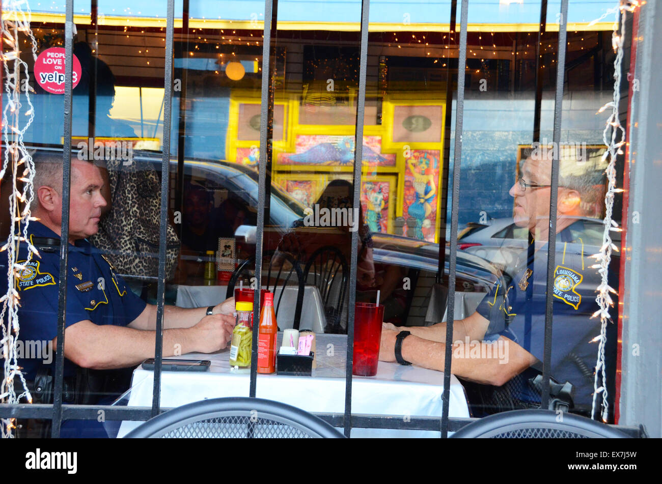 I poliziotti in Louisiana diner new orleans Foto Stock