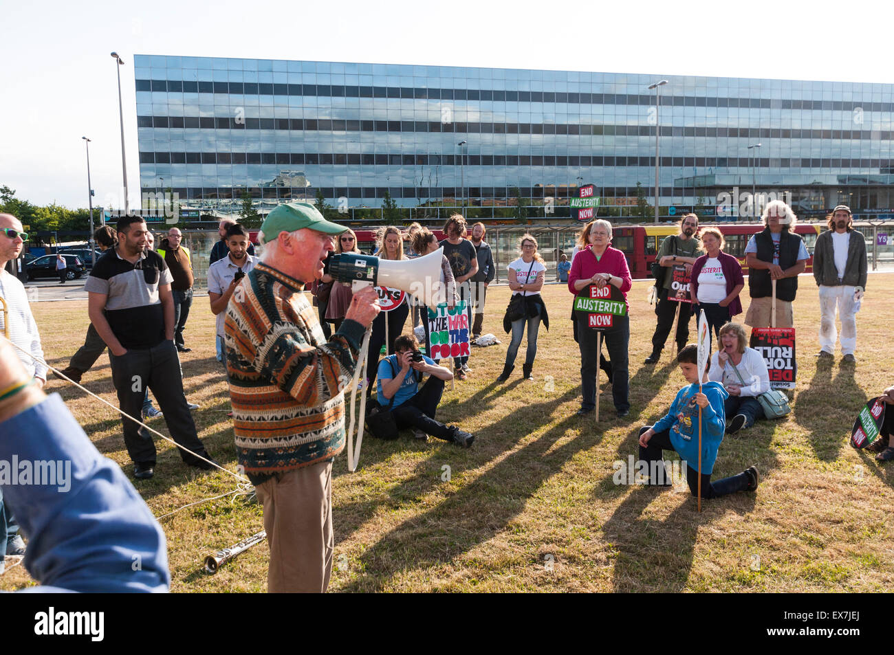 Milton Keynes, Buckinghamshire, UK. 08 Luglio, 2015. Anti-tagli manifestanti marzo contro George Osborne conservatore del bilancio annunciato in precedenza durante la giornata. La manifestazione è stata organizzata da Milton Keynes contro i tagli/Milton Keynes Assemblea dei popoli. Credito: David Isaacson/Alamy Live News Foto Stock