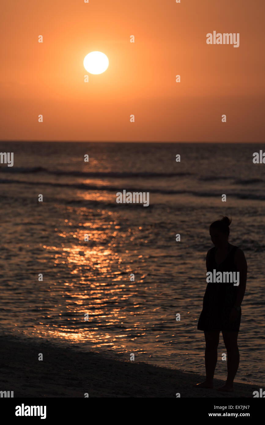 Silhouette al tramonto su un Gili Trawangan beach Foto Stock