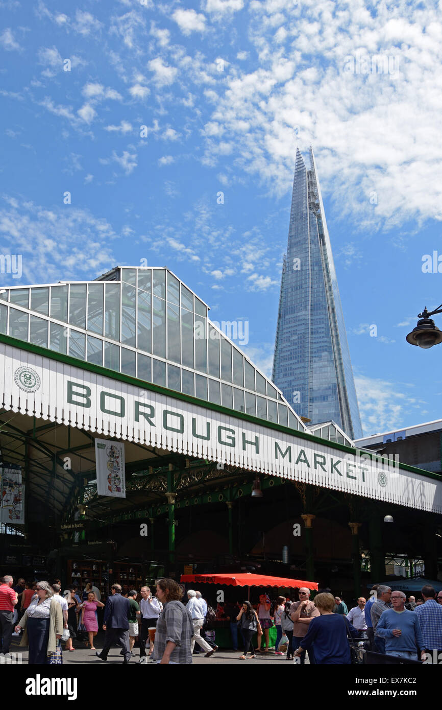 La Shard visto dal Mercato di Borough, Londra, Inghilterra. Foto Stock