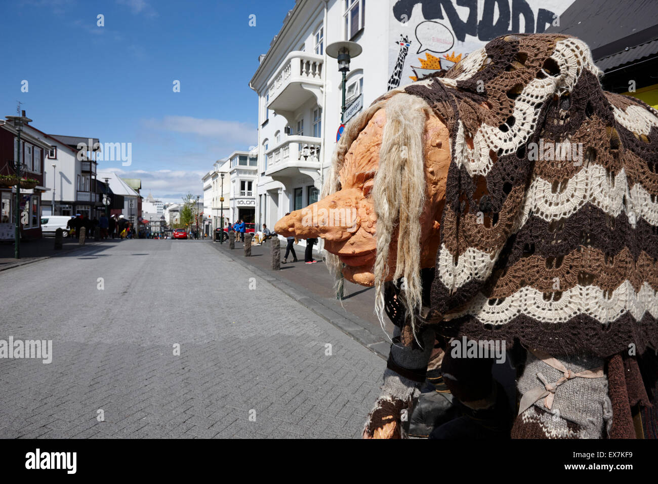 Troll visualizzazione di indumenti di lana su Laugavegur principale strada pedonale dello shopping Reykjavik Islanda Foto Stock