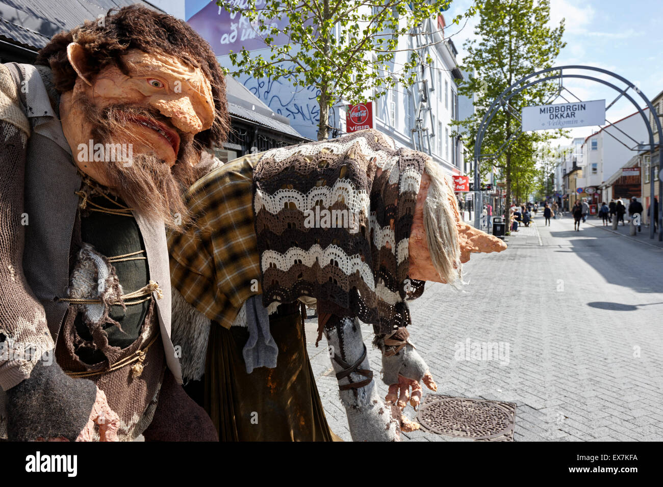 I troll per la visualizzazione di indumenti di lana su Laugavegur principale strada pedonale dello shopping Reykjavik Islanda Foto Stock