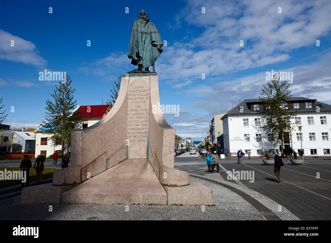 Statua di explorer lief eriksson guardando giù skolavordustigur Reykjavik Islanda Foto Stock