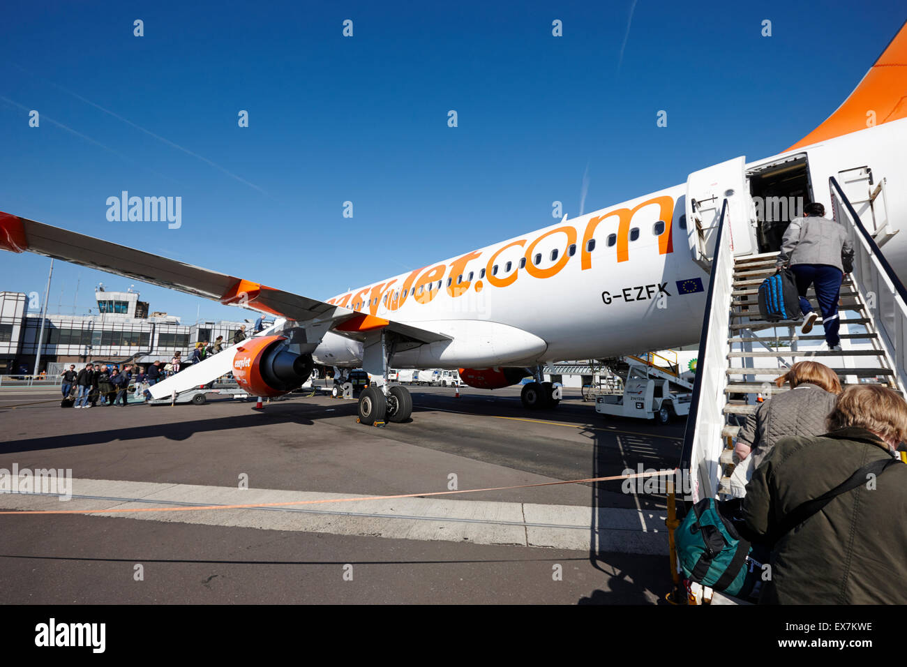 I passeggeri di salire a bordo di un aereo easyjet fasi posteriori presso l'Aeroporto Internazionale di Belfast Regno Unito Foto Stock
