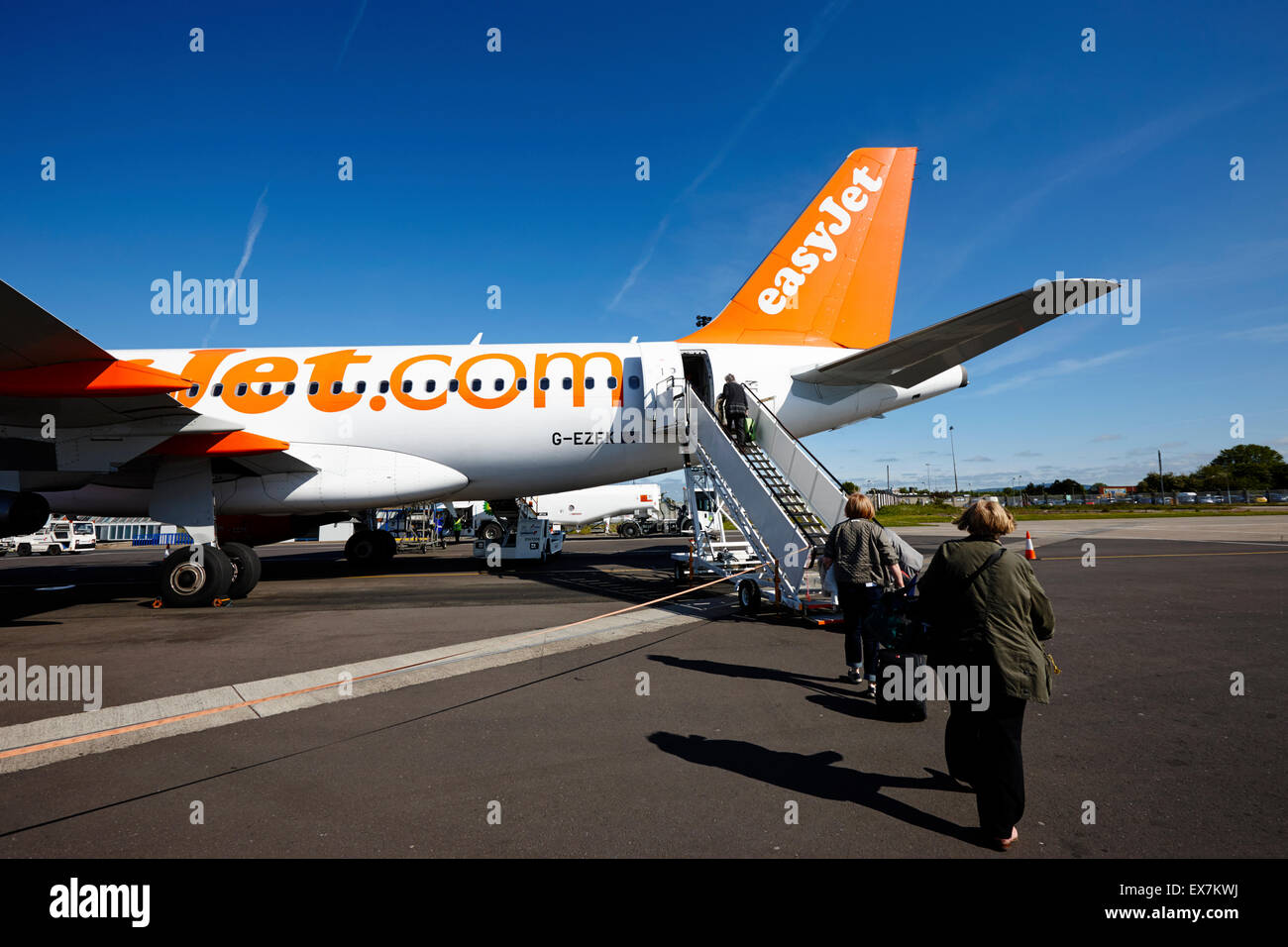 I passeggeri di salire a bordo di un aereo easyjet fasi posteriori presso l'Aeroporto Internazionale di Belfast Regno Unito Foto Stock