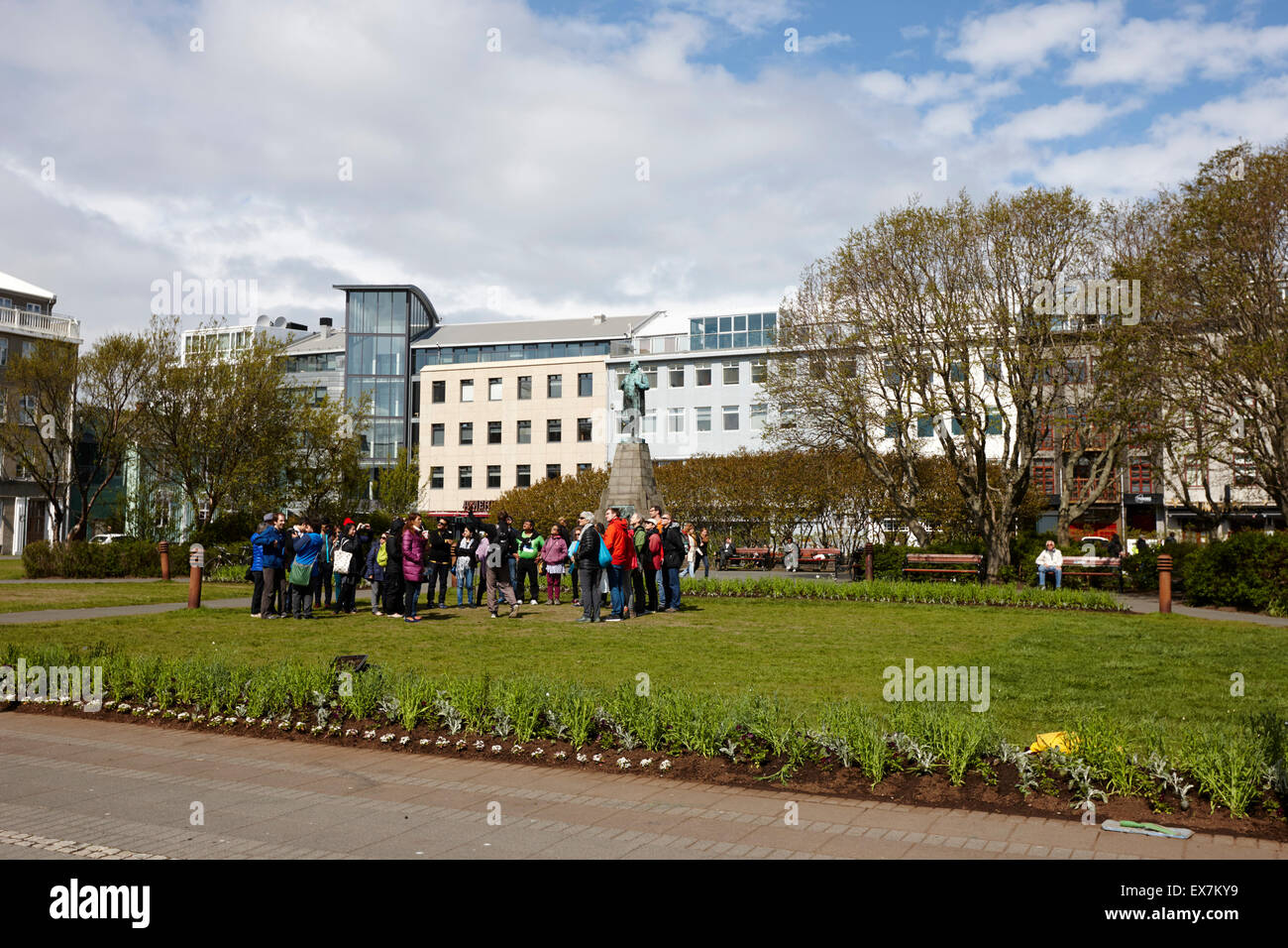 I turisti in gita a piedi austurvollur nella pubblica piazza Reykjavik Islanda Foto Stock