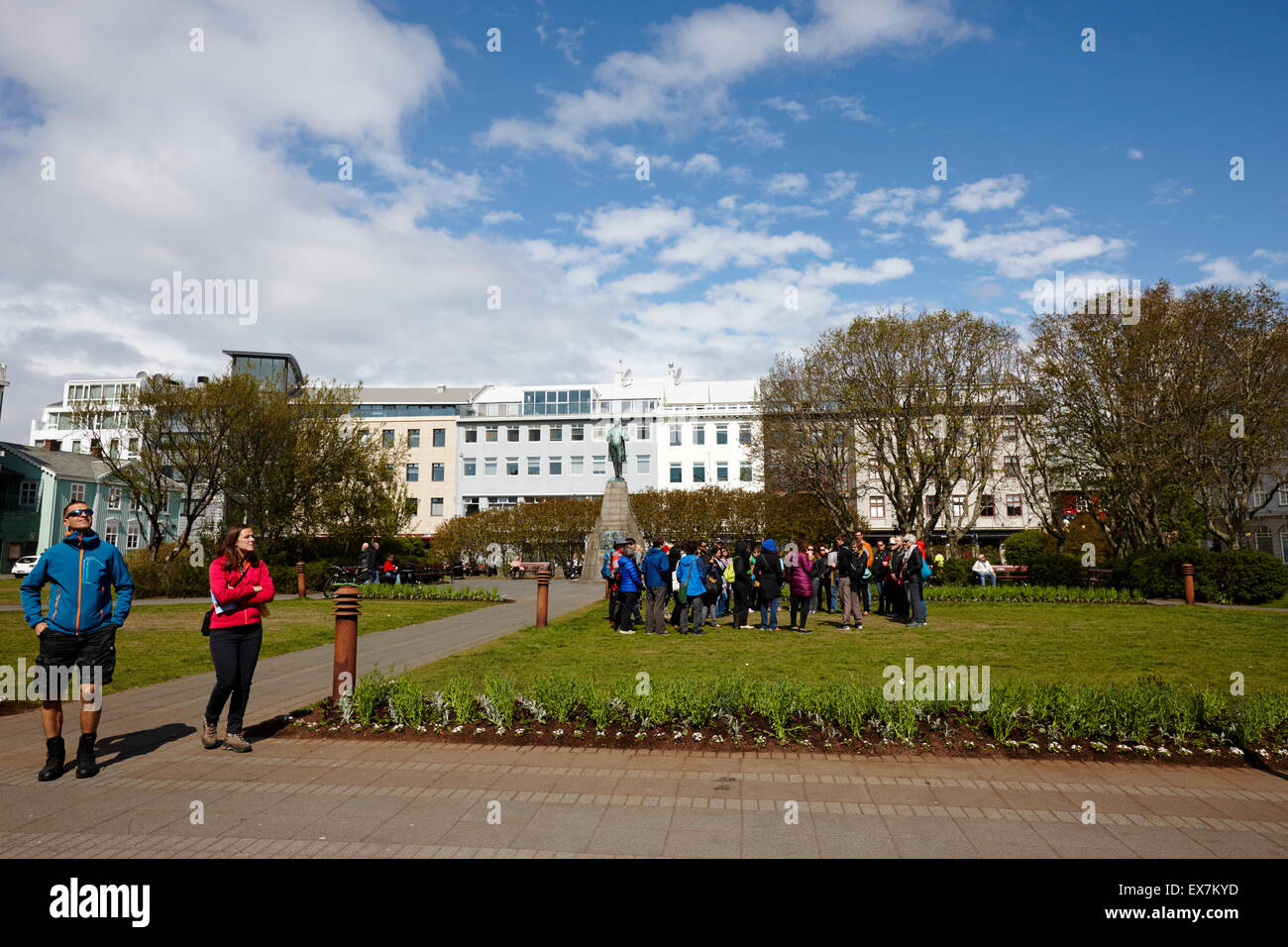 I turisti in gita a piedi austurvollur nella pubblica piazza Reykjavik Islanda Foto Stock