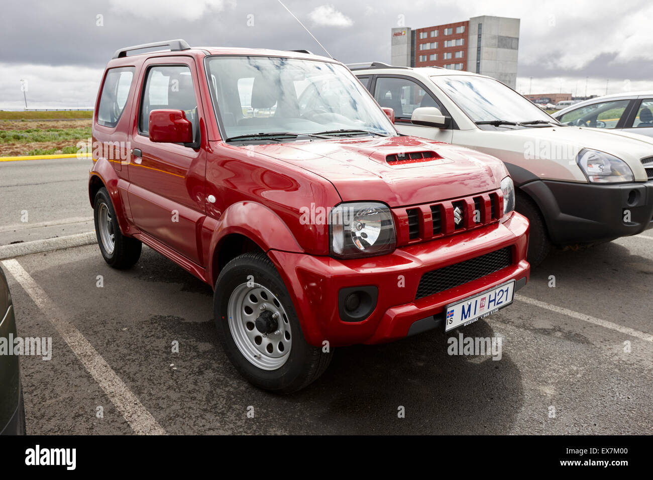 Red Suzuki Jimny jeep noleggio auto a Keflavik aeroporto Islanda Foto Stock
