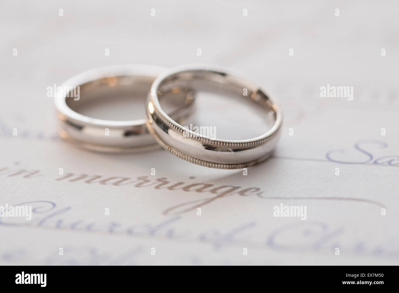 Gli anelli di nozze su licenza di matrimonio Foto Stock