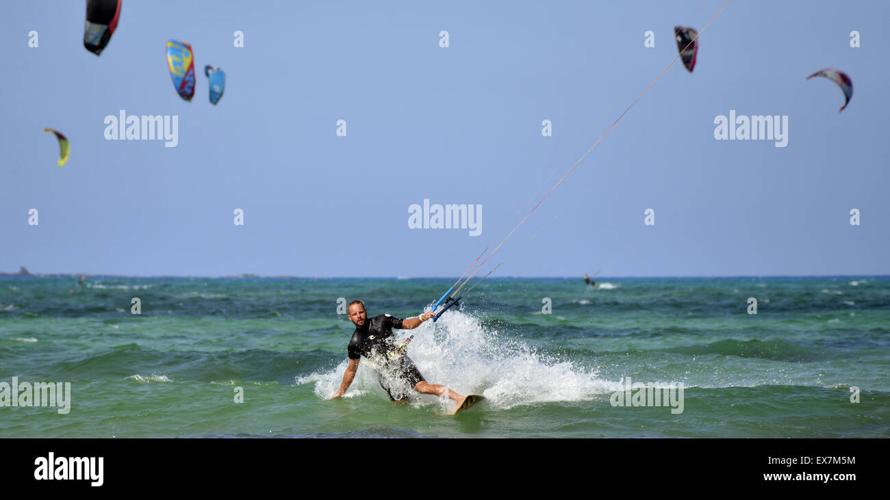 Il kite surf a Fuerteventura Isole Canarie Parque Natural Las Dunas de Corralejo Foto Stock