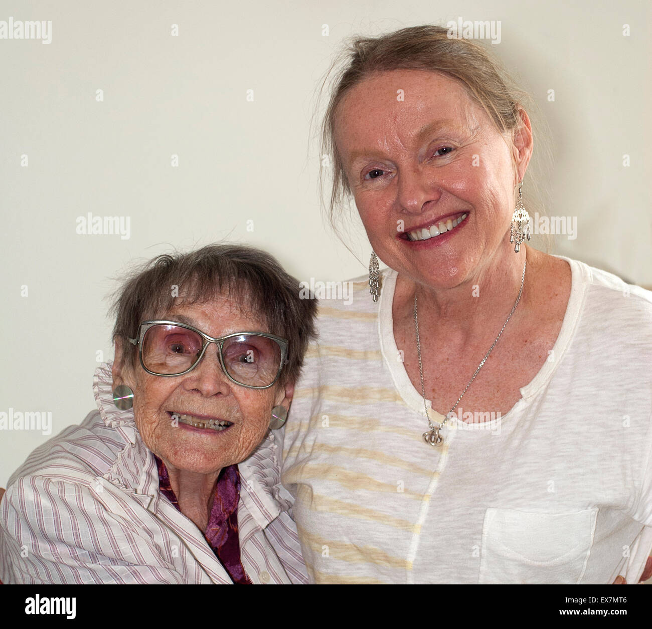 Madre e figlia età 92 e 62 Foto Stock