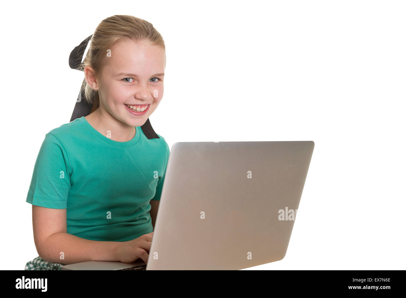 Ragazza giovane con un computer sul suo grembo, sorridente alla fotocamera. Foto Stock