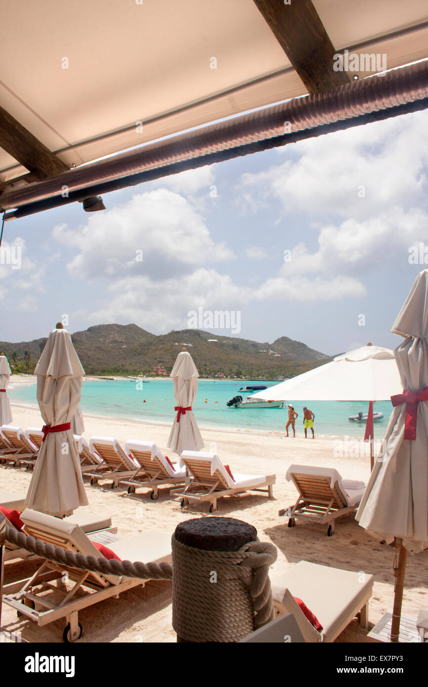 Vista di San Jean spiaggia dalla sabbia Bar ristorante presso il famoso Eden Rock Hotel in San Barts Foto Stock