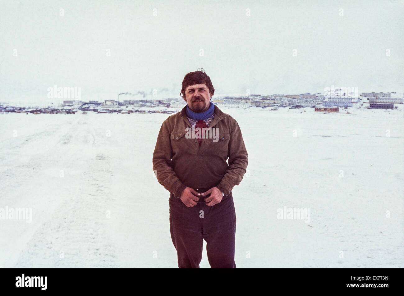 Penisola di Chukchi, URSS - Marzo 12, 1979:Outdoor Ritratto di giovane oro sovietico-prospector contro Komsomolskiy insediamento Foto Stock
